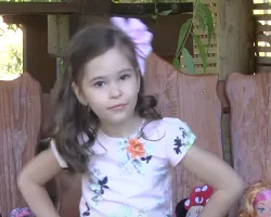 Sunt fetița cu fundiță